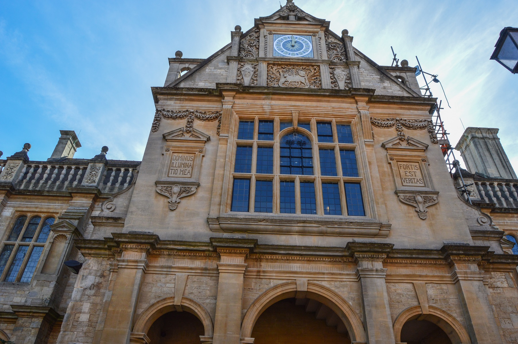 Piekny-fronton-uniwersytety-w-Oxford